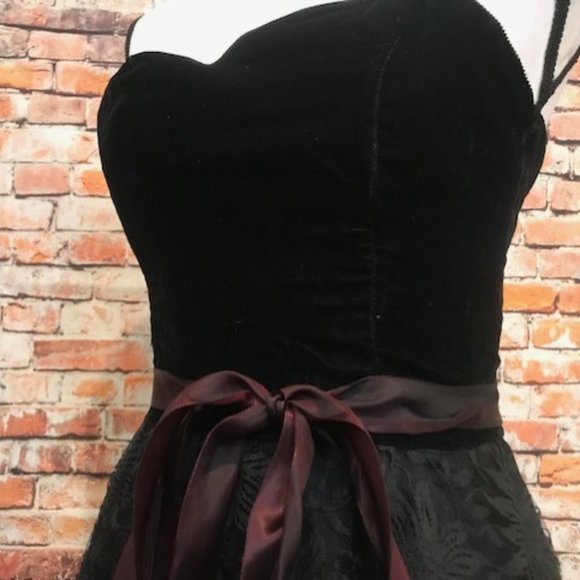 VTG Jolie Madame Black Velvet and Lace Dress - Picture 5 of 8